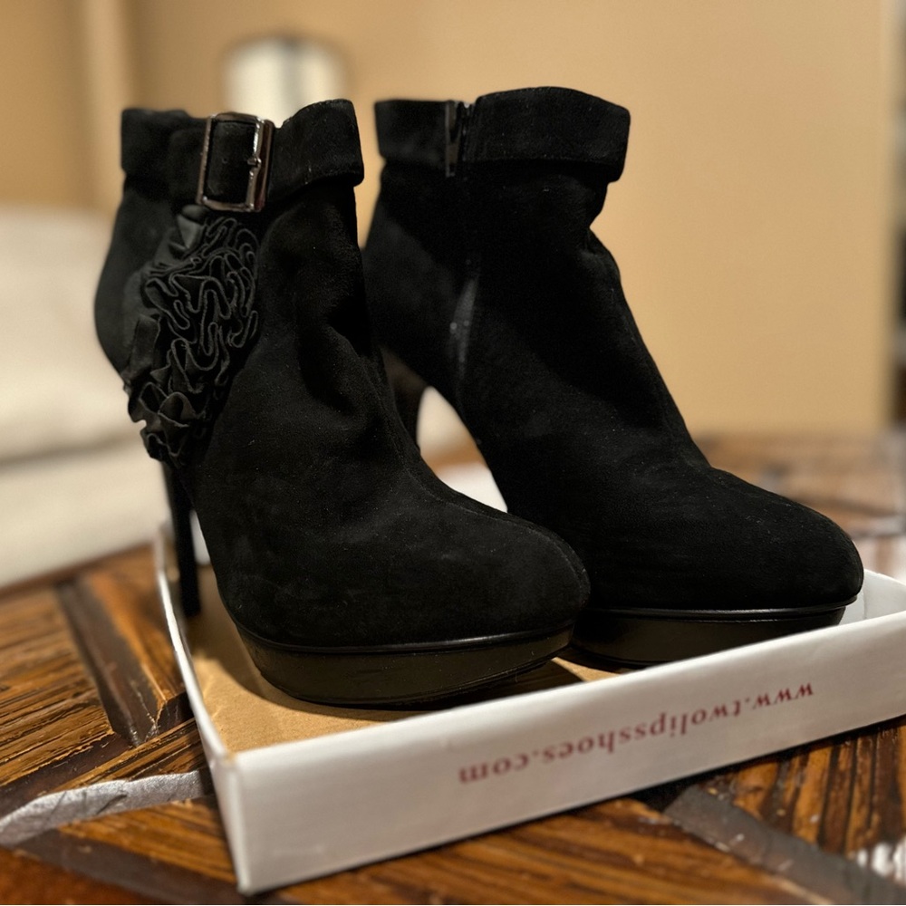 Two Lips Suede Black Booties